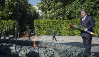 Петро Порошенко під час покладання квітів