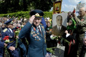 Laying of flowers to Tomb of the Unknown Soldier
