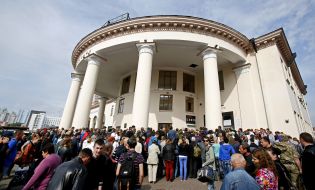 People near the metro station "Vokzalnaya"