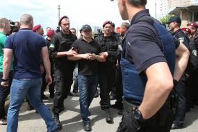 Правоохоронці ведуть затриманого 