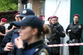 Правоохоронці оточили автостоянку