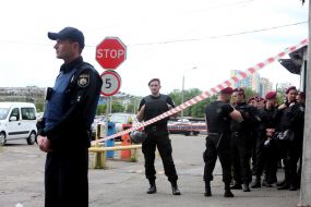 Правоохоронці оточили автостоянку