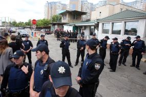 Правоохоронці оточили автостоянку