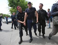 Правоохоронці ведуть затриманого 