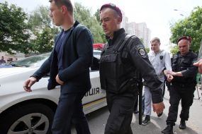 Правоохоронці ведуть затриманого 
