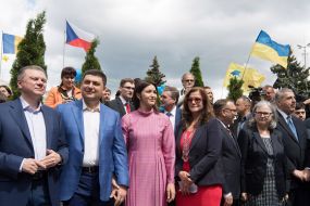 Sergiy Morgunov and Volorymyr Groisman with his wife Olena