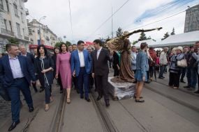 Sergiy Morgunov and Volorymyr Groisman with his wife Olena