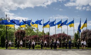 Петро Порошенко під час церемонії підняття прапору ЄС