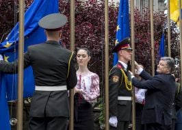 Петро Порошенко під час церемонії підняття прапору ЄС