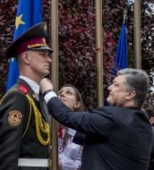 Петро Порошенко під час церемонії підняття прапору ЄС