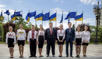Петро Порошенко під час церемонії підняття прапору ЄС