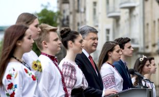 Петро Порошенко під час церемонії підняття прапору ЄС