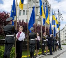 Петро Порошенко під час церемонії підняття прапору ЄС