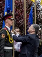 Петро Порошенко під час церемонії підняття прапору ЄС