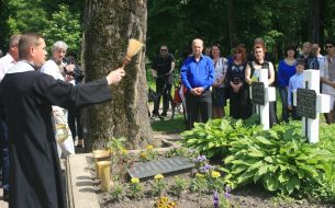 The priest blesses the grave of Sich Riflemen