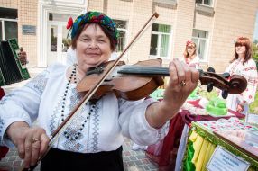 Женщина играет на скрипке