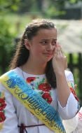 Випускниця школи в селі Мощун