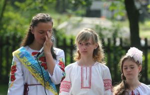 Випускниця школи в селі Мощун