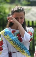 Випускниця школи в селі Мощун