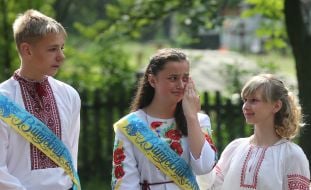 Випускники школи в селі Мощун