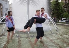 Выпускники купаются в фонтане