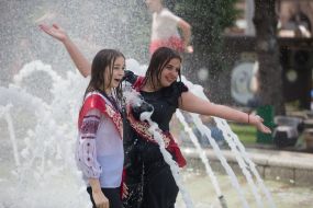 Выпускники купаются в фонтане