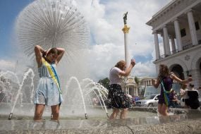 Выпускники купаются в фонтане