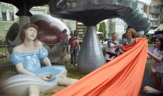 Opening of sculpture "Alice"