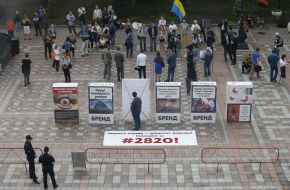 Макеты пачек сигарет во время акции возле ВРУ