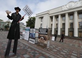 Макеты пачек сигарет во время акции возле ВРУ