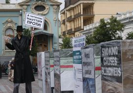 Макеты пачек сигарет во время акции возле ВРУ