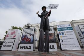 Макеты пачек сигарет во время акции возле ВРУ