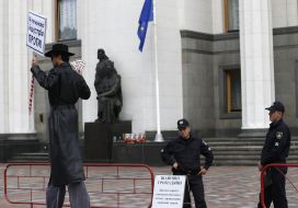 Макеты пачек сигарет во время акции возле ВРУ