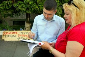 Participants of the picket against increase of tariffs