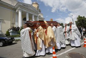 Priests carry the coffin with the body of Archbishop Petr Malchuk
