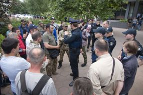 Сотрудники полиции разговаривают с активистами