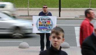 Мужчина держит плакат "Я против гей-парада!" 