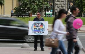 Мужчина держит плакат "Я против гей-парада!" 