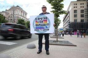 Мужчина держит плакат "Я против гей-парада!" 