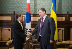 Petro Poroshenko and Li Yan Gu