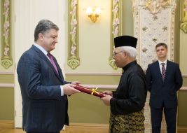 Petro Poroshenko and Datuk Ayaufa Bin Bachi