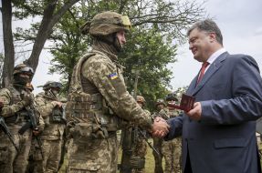 Petro Poroshenko with soldiers