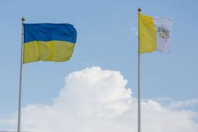 Український прапор та прапор Ватикану