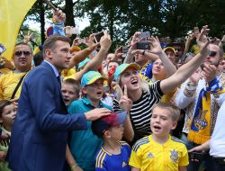 Andriy Shevchenko near fans 