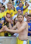 Анатолий Тимощук возле болельщиков