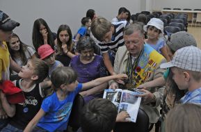 Yuri Chizh and Maria Savchenko with children of immigrants