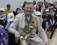 Yuri Chiz with children of immigrants