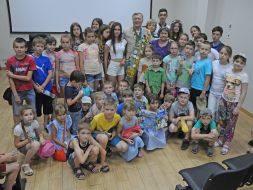 Yuri Chizh and Maria Savchenko with children of immigrants