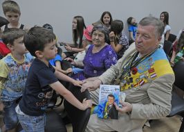 Yuri Chizh and Maria Savchenko with children of immigrants