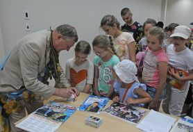 Yuri Chiz with children of immigrants